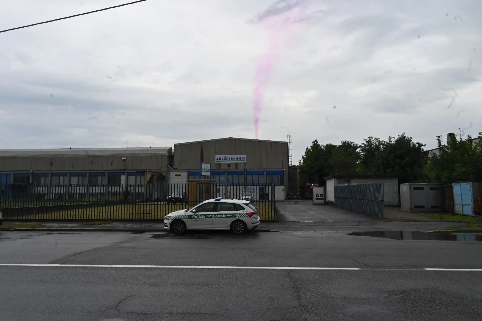 Il fumo rosa dall'azienda in zona industriale