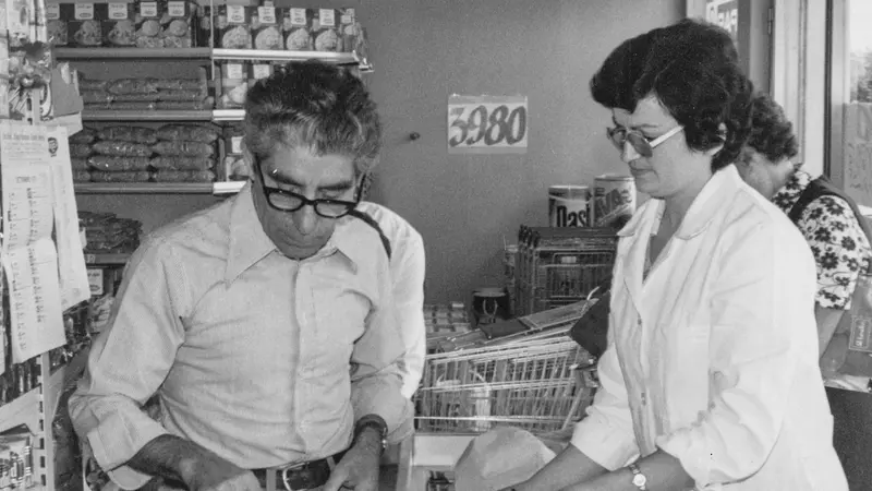 Il nonno Mario con la signora Angela - © www.giornaledibrescia.it