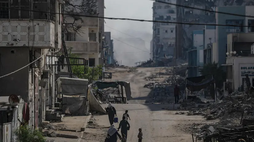 epa12407999 Internally displaced Palestinians walk as smoke rises following an Israeli air strike during an Israeli military operation in Tal Al Hawa neighbourhood in Gaza City, Gaza Strip, 26 September 2025. More than 65,400 Palestinians have been killed in the Gaza Strip since October 2023, according to the Palestinian Ministry of Health, and about 1,200 Israelis have been killed since the launch of an Israeli military campaign in response to a cross-border attack by Hamas on 07 October 2023. EPA/MOHAMMED SABER