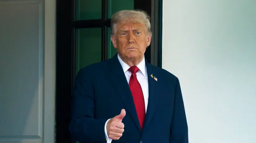 epa12405344 US President Donald Trump gives a thumbs-up after saying goodbye to Turkish President Recep Tayyip Erdogan (not pictured) following their meeting at the White House, in Washington, DC, USA, 25 September 2025. EPA/WILL OLIVER
