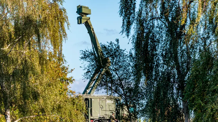 epa12408395 A mobile radar installation stands at the Danish military's area on Amager, Pionegaarden, near the village of Dragoer and on the coast of Oresund, the sea between Denmark and Sweden, in Dragoer, Denmark, 26 September 2025. The radar installation comes after drones were spotted near Copenhagen Airport on the evening of 22 September, leading to the airspace over Copenhagen being closed for four hours on the night leading to 23 September. EPA/Steven Knap DENMARK OUT