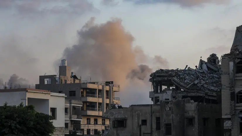 epa12408144 Smoke rises following an Israeli air strike during an Israeli military operation in Tal Al Hawa neighbouhood in Gaza City, Gaza Strip, 26 September 2025. More than 65,400 Palestinians have been killed in the Gaza Strip since October 2023, according to the Palestinian Ministry of Health, and about 1,200 Israelis have been killed since the launch of an Israeli military campaign in response to a cross-border attack by Hamas on 07 October 2023. EPA/MOHAMMED SABER