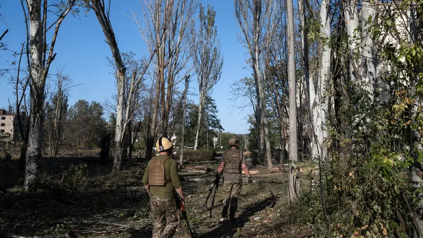 epa12397784 A handout picture made available by the press service of the 93rd Kholodnyi Yar Separate Mechanised Brigade of Ukrainian Armed Forces shows brigade servicemen patroling along at the frontline near Kostiantynivka, Donetsk region, Ukraine, 21 September 2025 (made available 22 September 2025), amid the ongoing Russian invasion. EPA/Press service of the 93rd Separate Mechanized Brigade HANDOUT HANDOUT EDITORIAL USE ONLY/NO SALES