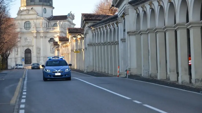 Una volante della Polizia in servizio a Vicenza