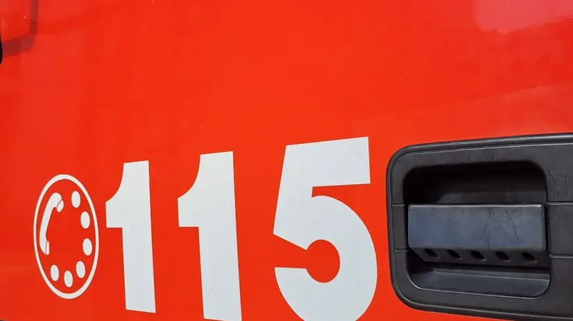 Vigili del fuoco generica mezzo pompieri 115