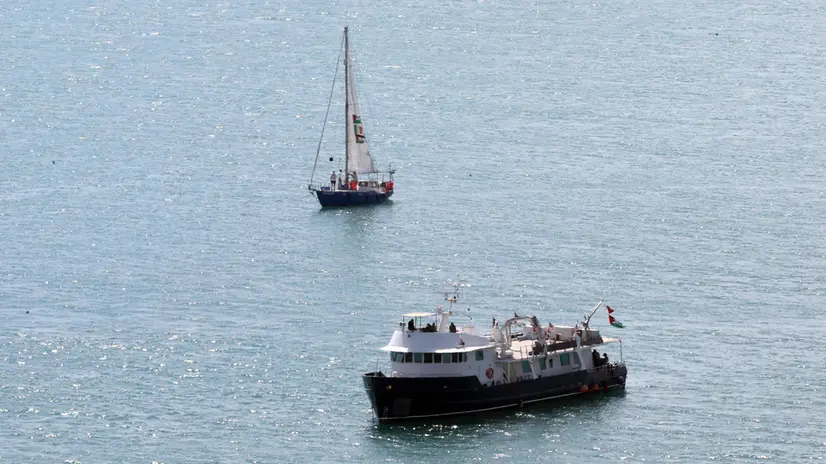 epa12369456 The Global Sumud Flotilla (GSF) sets sail for Bizerte Port after announcing its departure from Sidi Bou Said, northern Tunisia, 11 September 2025. The Gaza-bound GSF flotilla is an international maritime initiative that began sailing in August 2025, aiming to break the Israeli blockade and deliver vital aid to the Gaza Strip. EPA/MOHAMED MESSARA