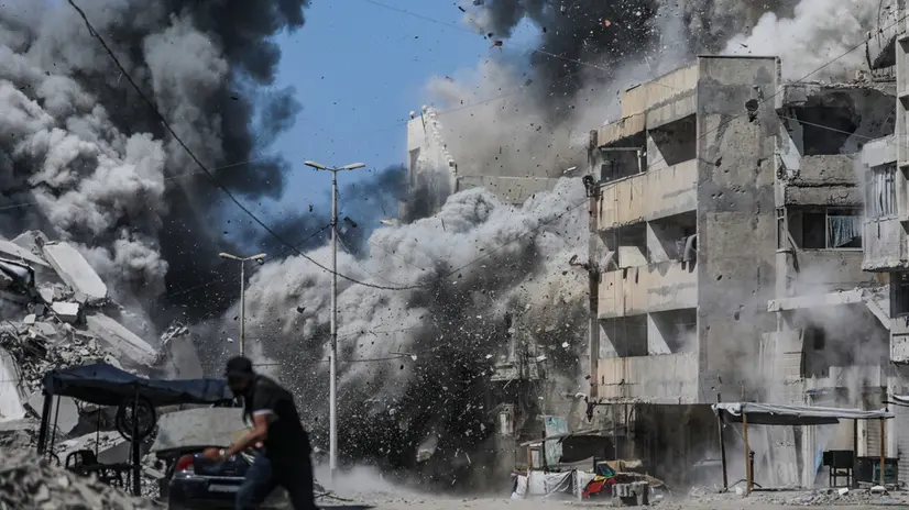 epa12409650 A Palestinian man takes cover following an Israeli air strike during a military operation in Gaza City, Gaza Strip, 27 September 2025. More than 65,900 Palestinians have been killed in the Gaza Strip since October 2023, according to the Palestinian Ministry of Health, and about 1,200 Israelis have been killed since the launch of an Israeli military campaign in response to a cross-border attack by Hamas on 07 October 2023. EPA/MOHAMMED SABER