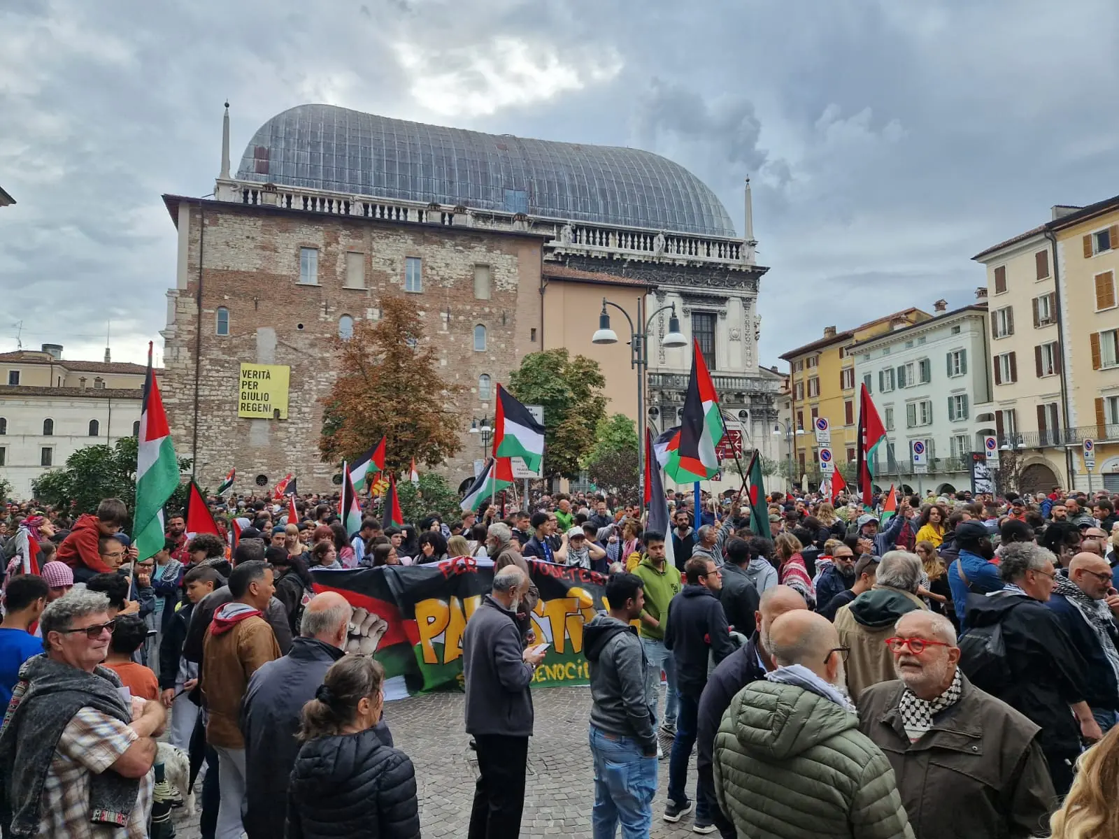Le persone in largo Formentone - © www.giornaledibrescia.it