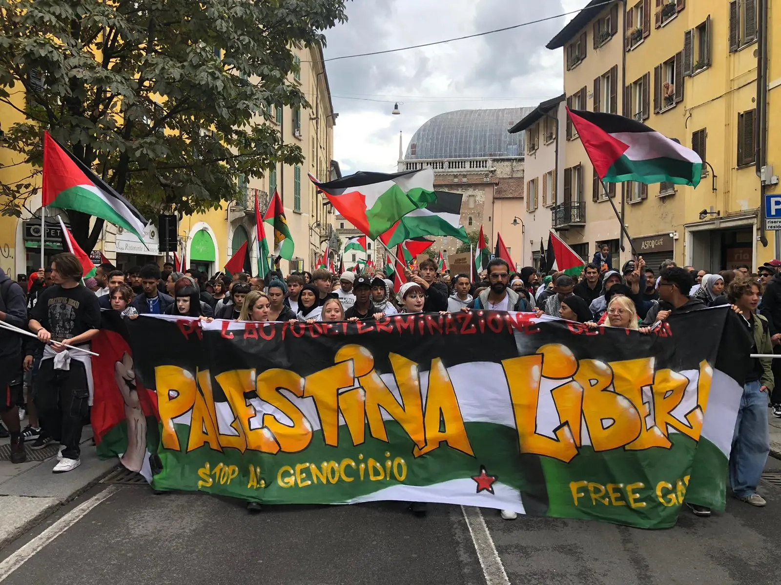 Il corteo ProPal a Brescia
