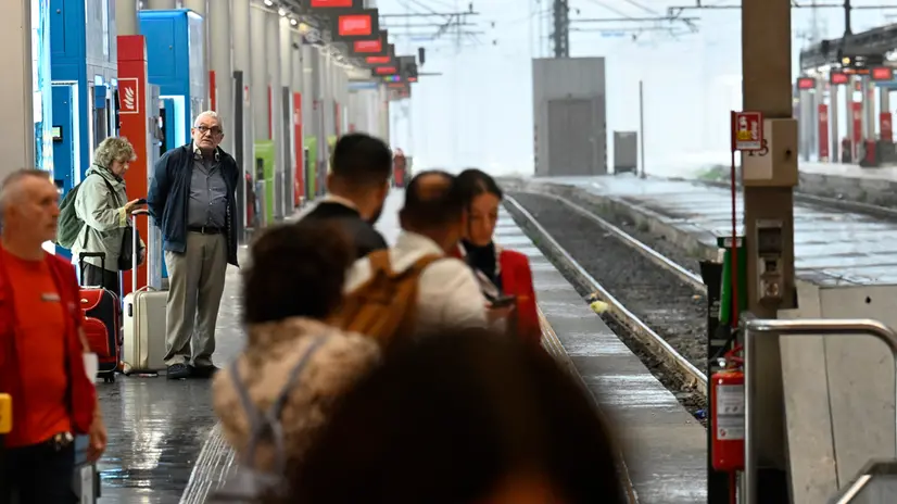 Passeggeri in attesa dell'arrivo del treno alla Stazione Centrale di MIlano, 22 settembre 2025. Treni cancellati e ritardi fino a 120 minuti, in stazione Centrale a Milano, per lo sciopero indetto dall'Unione sindacale di base per chiedere il cessate il fuoco a Gaza, per sostenere la Global Sumud Flotilla e per chiedere al governo lo stop delle relazioni con Israele. ANSA/DANIEL DAL ZENNARO