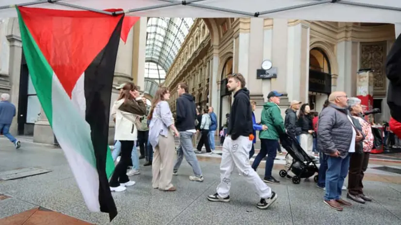 Tende per la 'Sumud Flotilla' occupano Piazza della Scala a Milano da questa notte. Situazione tranquilla