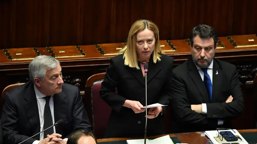 (S-D) il Vicepresidente del Consiglio Antonio Tajani, la Presidente del Consiglio Giorgia Meloni e il Vicepresidente del Consiglio Matteo Salvini durante la cerimonia di Commemorazione di Papa Francesco a Camere riunite nell’Aula della Camera dei Deputati Roma, 23 aprile 2025 ANSA/FABIO CIMAGLIA