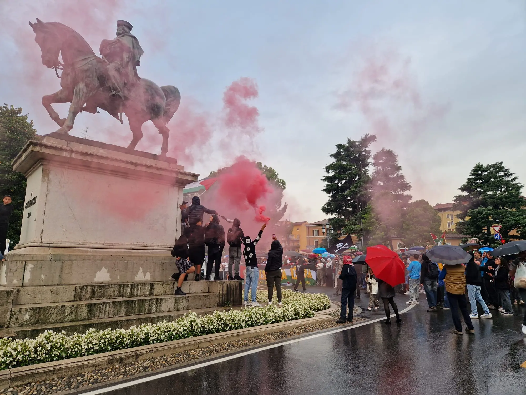 Il corteo ProPal a Brescia