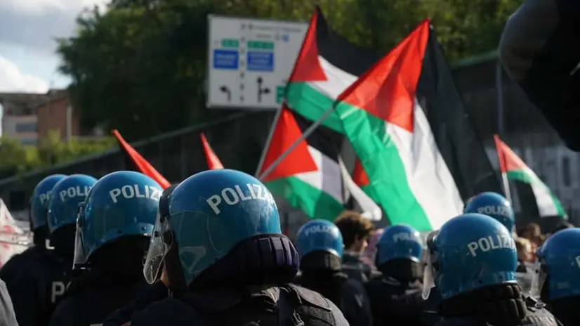 epa12410497 Protesters clash with police officers during a pro-Palestinian march to 'Sandro Pertini' airport in Caselle, near Turin, northern Italy, 27 September 2025. EPA/TINO ROMANO -- BEST QUALITY AVAILABLE