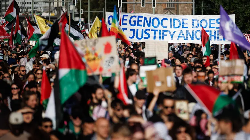 epa12411007 Participants rally in support of Gaza, under the motto 'Together for Gaza', motivated by the German left-wing party in Berlin, Germany, 27 September 2025. EPA/CLEMENS BILAN