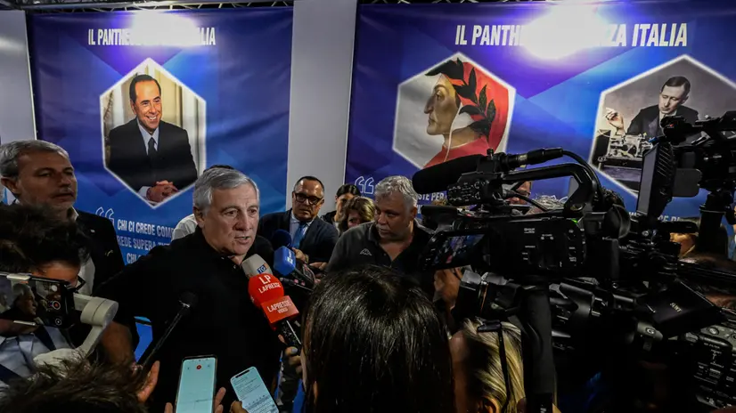 Il leader di Forza Italia Antonio Tajani parla con i giornqlisti alla fine della seconda giornata della festa di Forza Italia " Liberta' " a Telese Terme (Benevento) 27 settembre 2025. ANSA / CIRO FUSCO