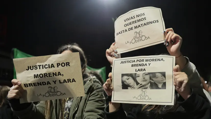 epa12403601 People participate in a demonstration in Buenos Aires, Argentina, 24 September 2025. Protests took place in several cities across Argentina demanding justice for a triple femicide that occurred in the province of Buenos Aires, which Governor Axel Kicillof linked to the actions of 'an international drug trafficking group.' EPA/Adan Gonzalez