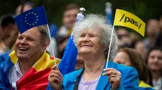 epa12408461 Supporters of PAS party attend a march to support the voting process at parliamentary elections in downtown Chisinau, Moldova, 26 September 2025. Moldova will hold parliamentary elections on 28 September 2025. EPA/DUMITRU DORU