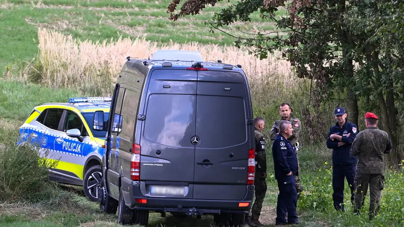 epa12384845 Police officers, soldiers and firefighters are deployed at the crash site of a Russian drone in the village of Stanislawka, Lublin Voivodeship, Poland, 17 September 2025. The wreckage of the 18th Russian drone was found on the edge of the village of Stanislawka, nearly 40 kilometres from the Polish-Ukrainian border, following the violation of the Polish airspace on the night of 09 to 10 September. EPA/WOJTEK JARGILO POLAND OUT
