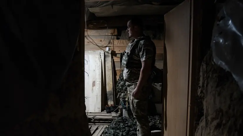 epa12238201 A Ukrainian soldier waits inside a trench while standing guard at one of the Kyiv Territorial Anti-Aircraft Defence positions in Kyiv, Ukraine, 14 July 2025. The Kyiv Territorial Anti-Aircraft Defence team works from mobile positions where they operate a Browning M2 12.7 calibre heavy machine gun which they mainly use to shoot down Shahed drones during Russian air strikes. EPA/MARIA SENOVILLA