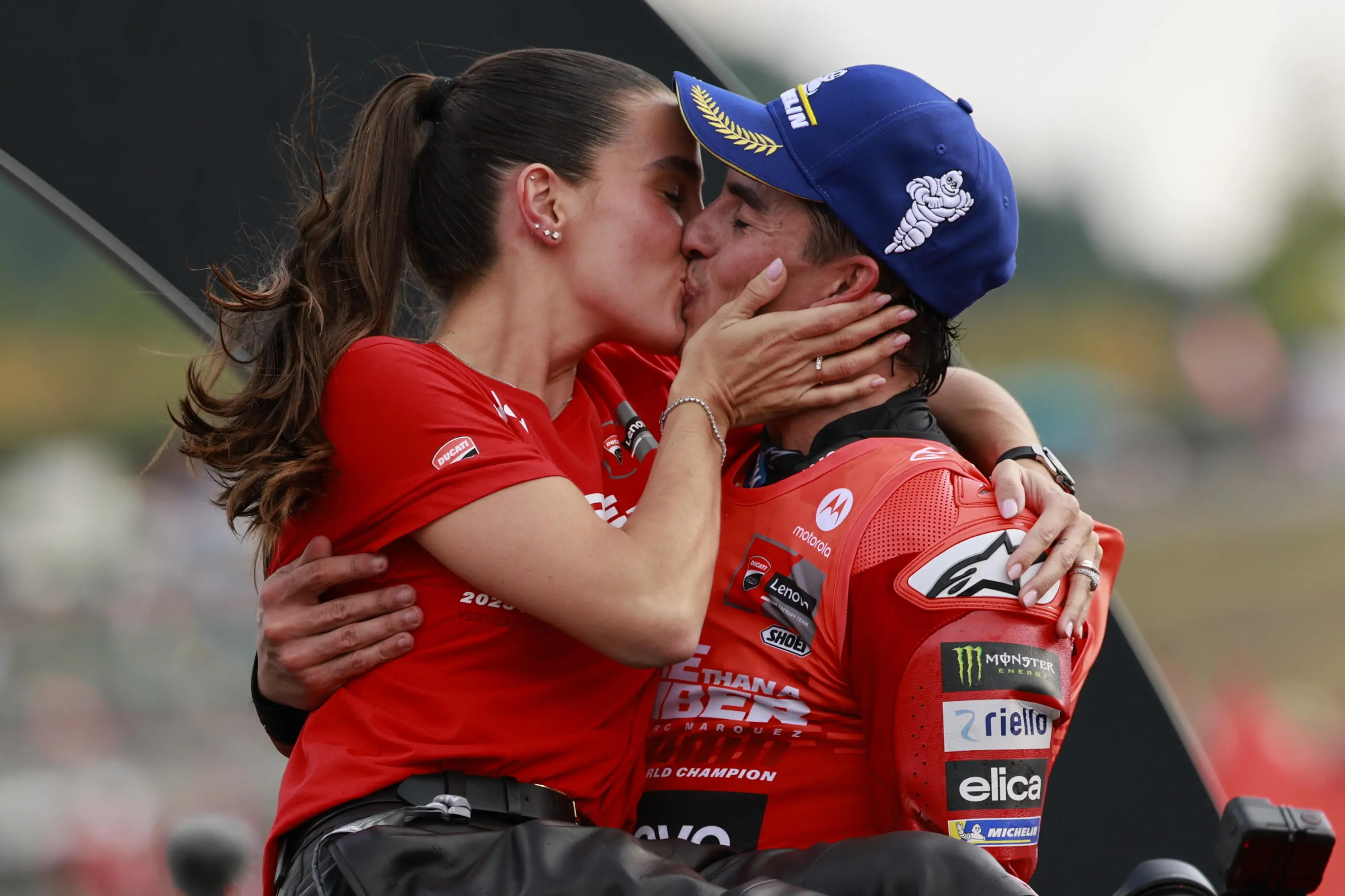 epa12411986 MotoGP Ducati Lenovo Team rider Marc Marquez (R) of Spain kisses his girlfriend Gemma Pinto (L) as he celebrates his World Champion 2025 title after the race at the Motorcycling Grand Prix of Japan in Motegi, Tochigi Prefecture, northeastern Japan, 28 September 2025. EPA/FRANCK ROBICHON