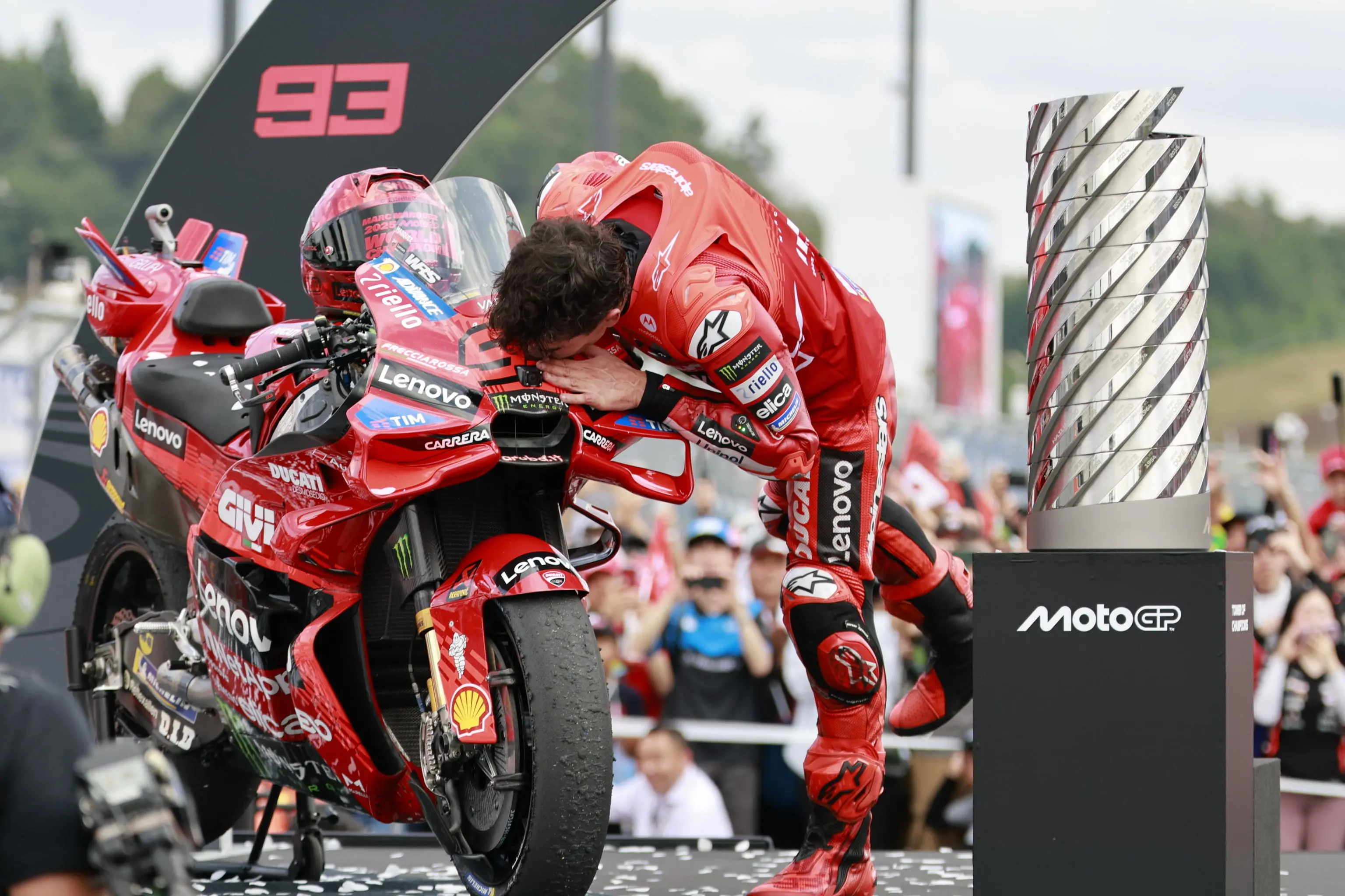epa12411978 MotoGP Ducati Lenovo Team rider Marc Marquez of Spain kisses his motorcycle as he celebrates his World Champion 2025 after the race at the Motorcycling Grand Prix of Japan in Motegi, Tochigi Prefecture, northeastern Japan, 28 September 2025. EPA/FRANCK ROBICHON