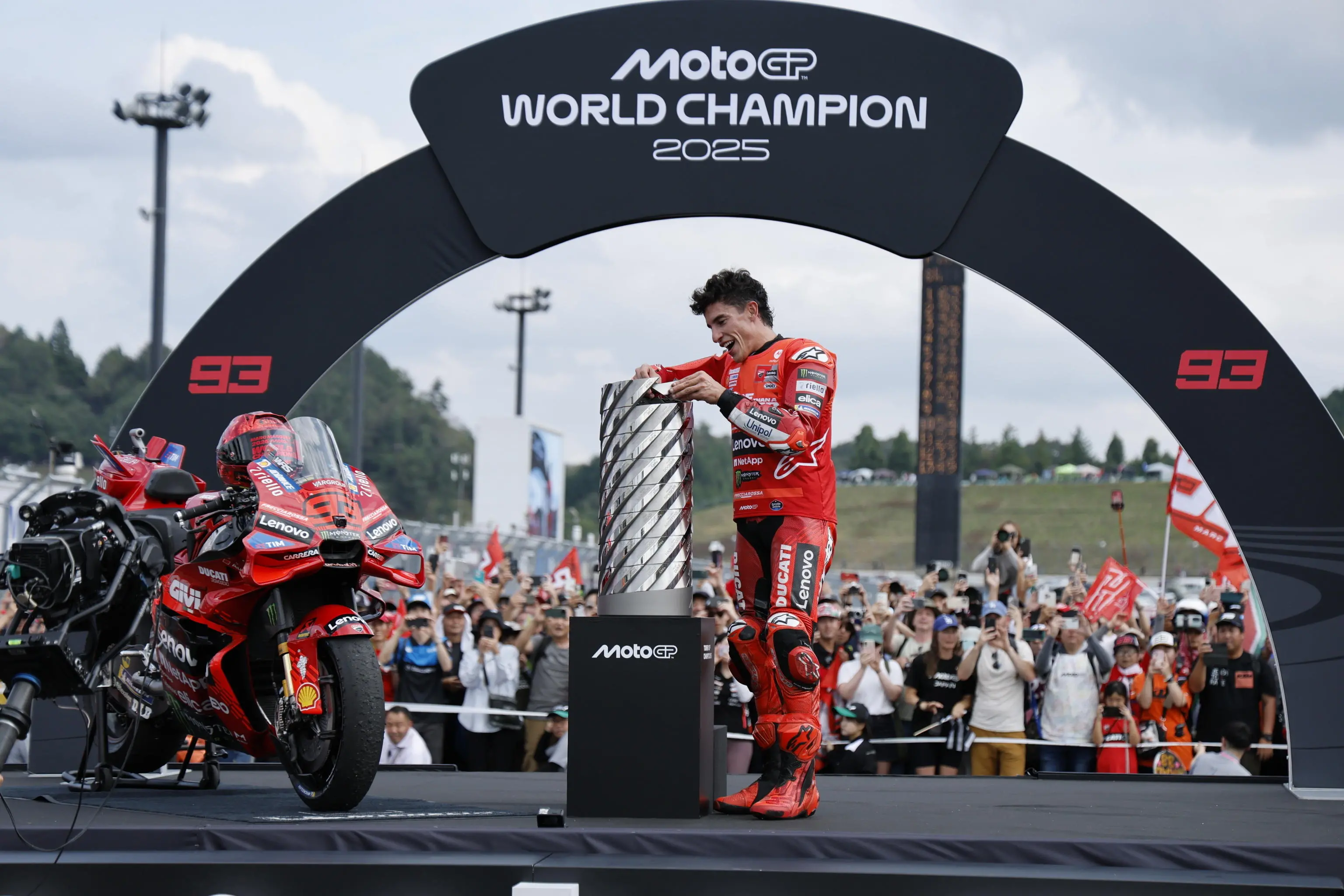 epa12412001 MotoGP Ducati Lenovo Team rider Marc Marquez of Spain celebrates his World Champion 2025 title after the race during the Motorcycling Grand Prix of Japan in Motegi, Tochigi Prefecture, northeastern Japan, 28 September 2025. EPA/FRANCK ROBICHON