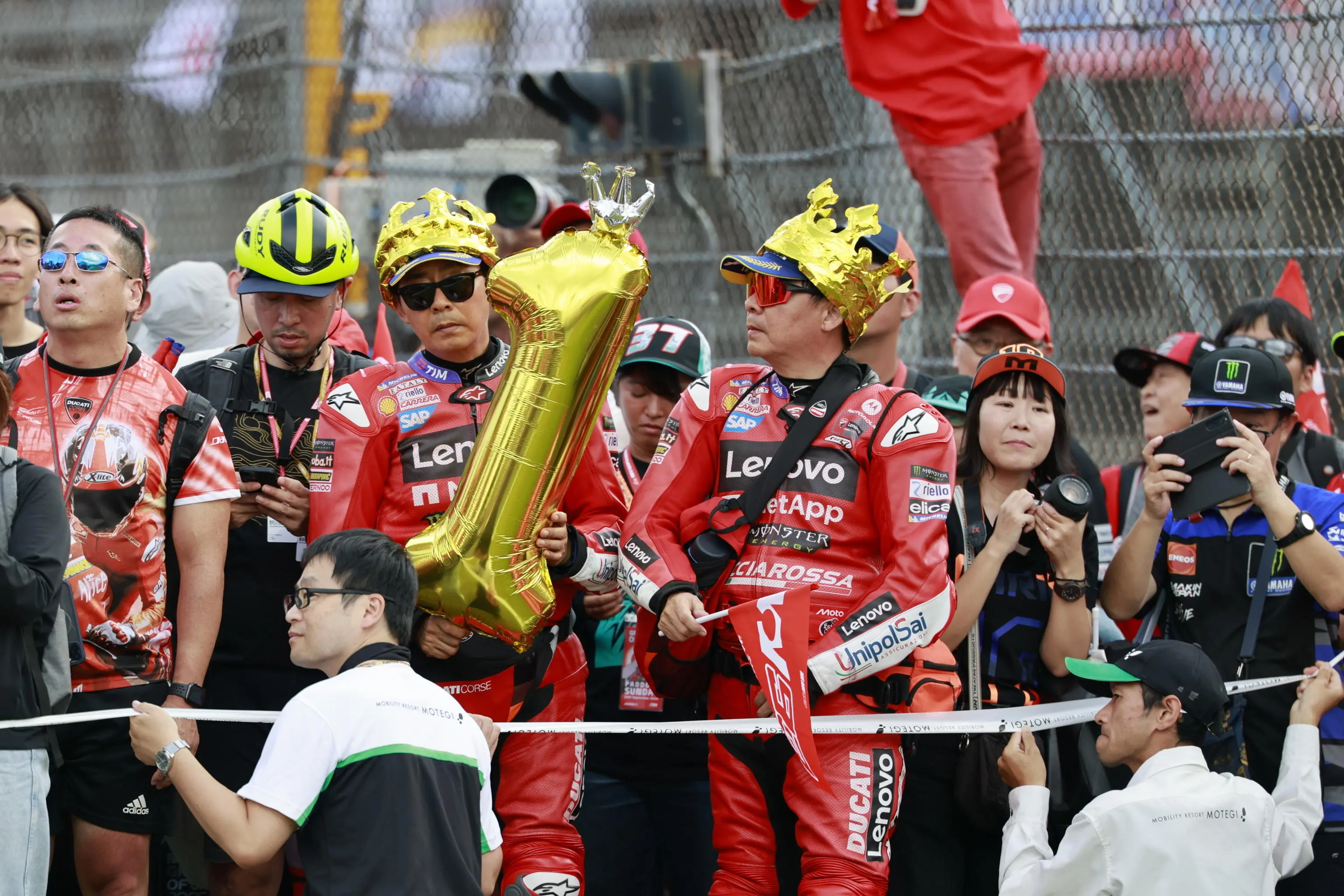 epa12412006 Fans of MotoGP Ducati Lenovo Team rider Marc Marquez of Spain holds a number one balloon after the race during the Motorcycling Grand Prix of Japan in Motegi, Tochigi Prefecture, northeastern Japan, 28 September 2025. EPA/FRANCK ROBICHON