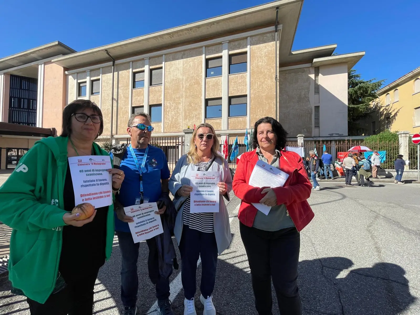 Solidarietà ai lavoratori: l'agitazione dei sindacati davanti alla cooperativa Il Melograno