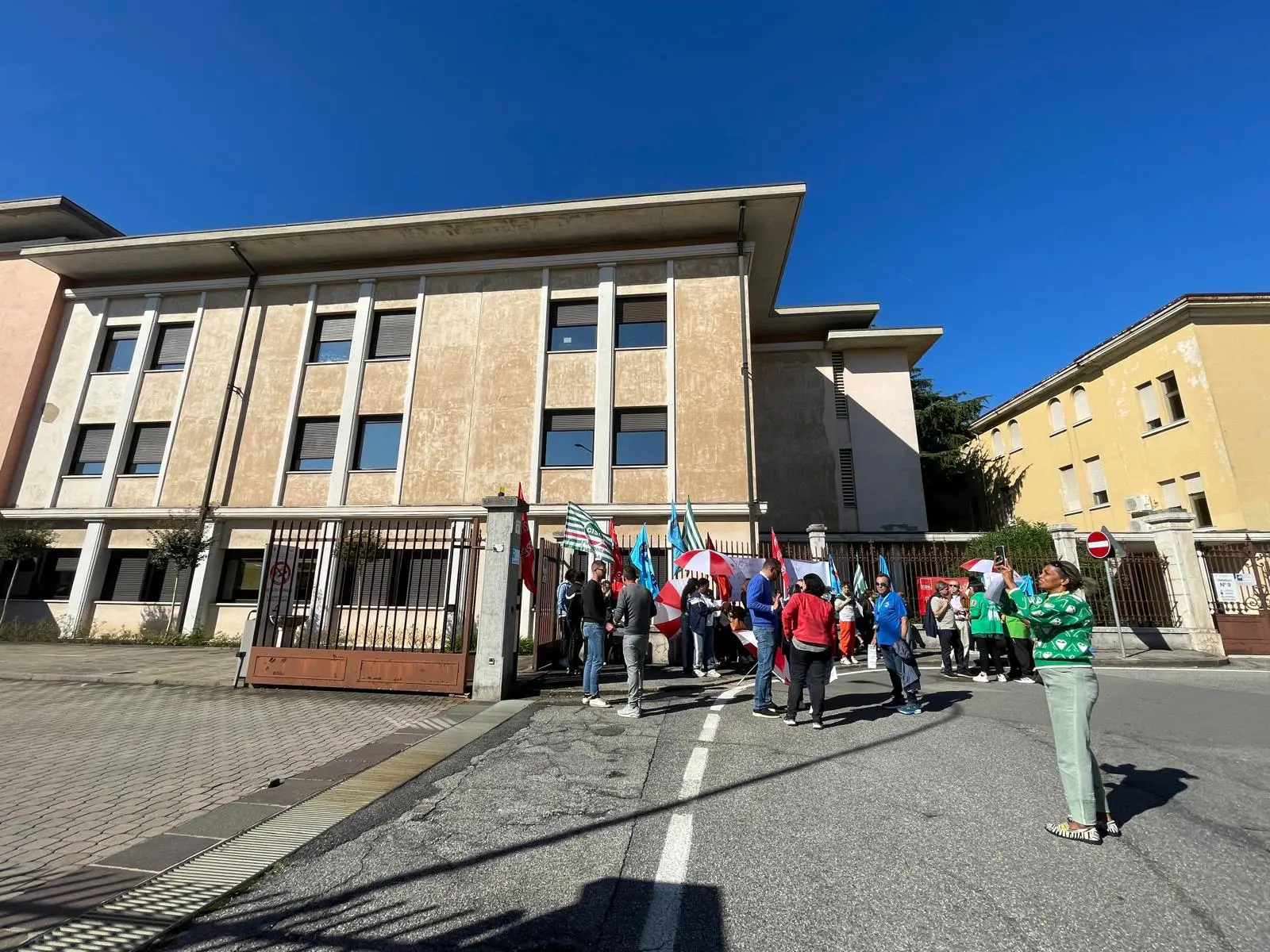 Solidarietà ai lavoratori: l'agitazione dei sindacati davanti alla cooperativa Il Melograno