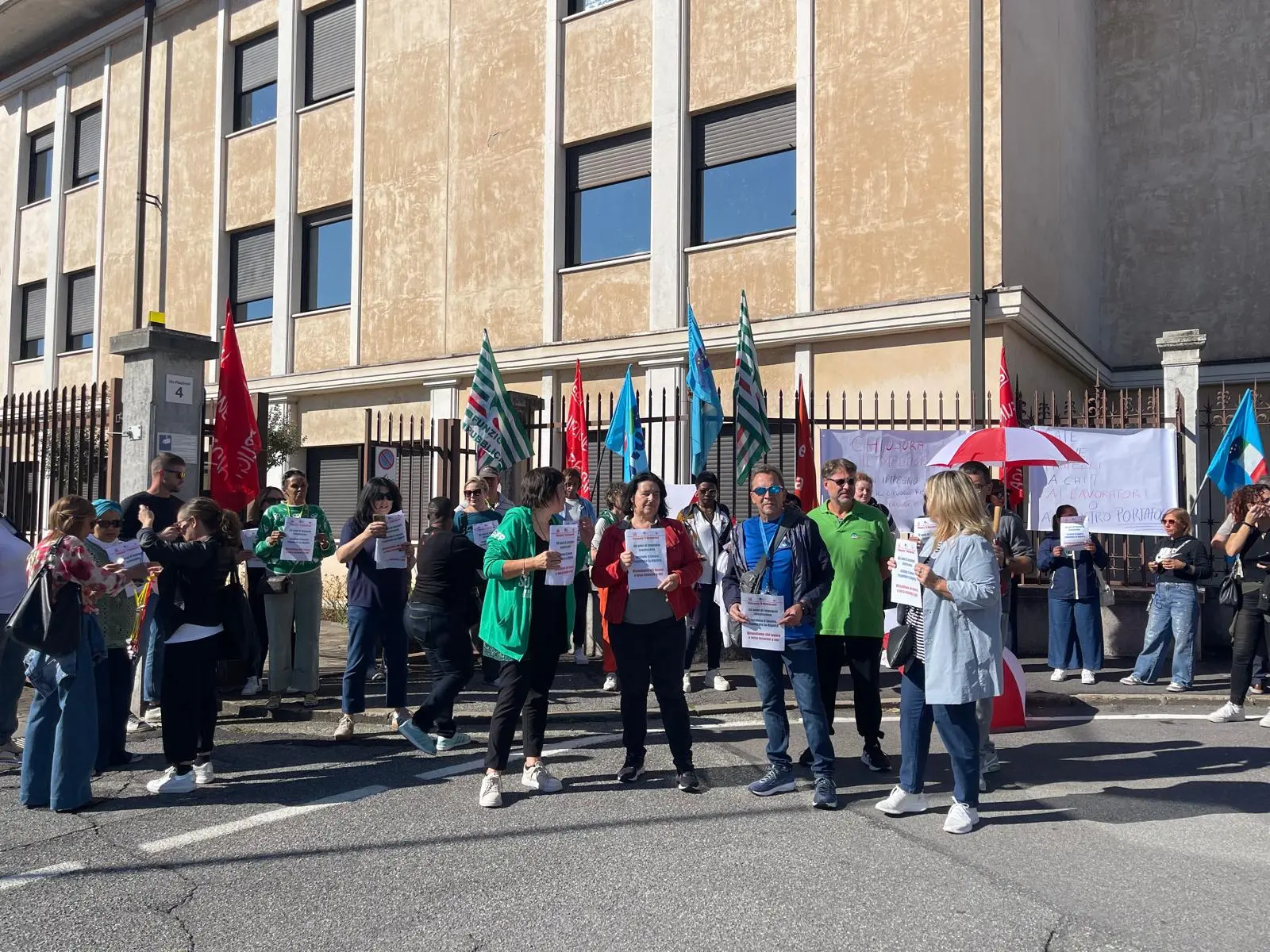 Solidarietà ai lavoratori: l'agitazione dei sindacati davanti alla cooperativa Il Melograno