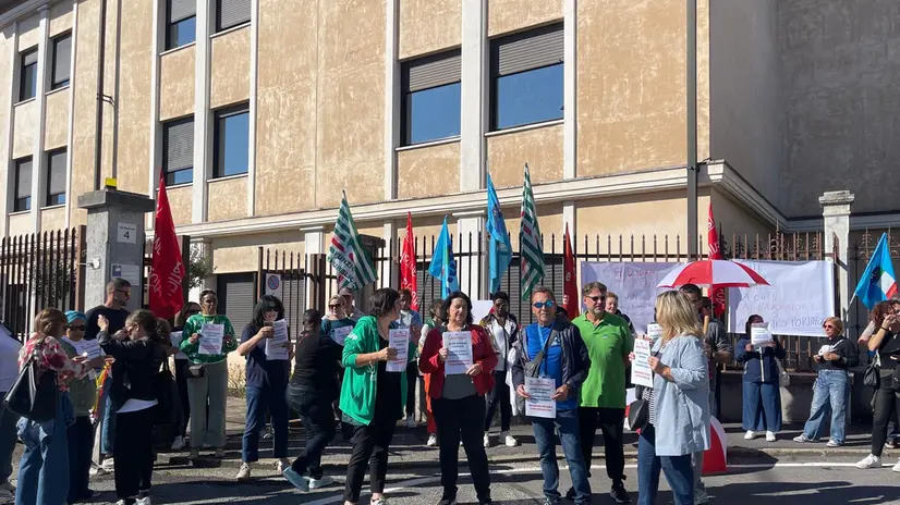 Solidarietà ai lavoratori: l'agitazione dei sindacati davanti alla cooperativa Il Melograno