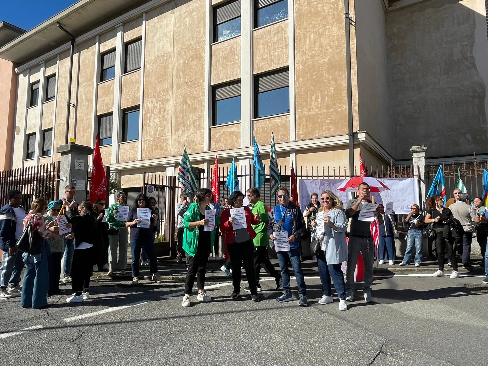 Solidarietà ai lavoratori: l'agitazione dei sindacati davanti alla cooperativa Il Melograno