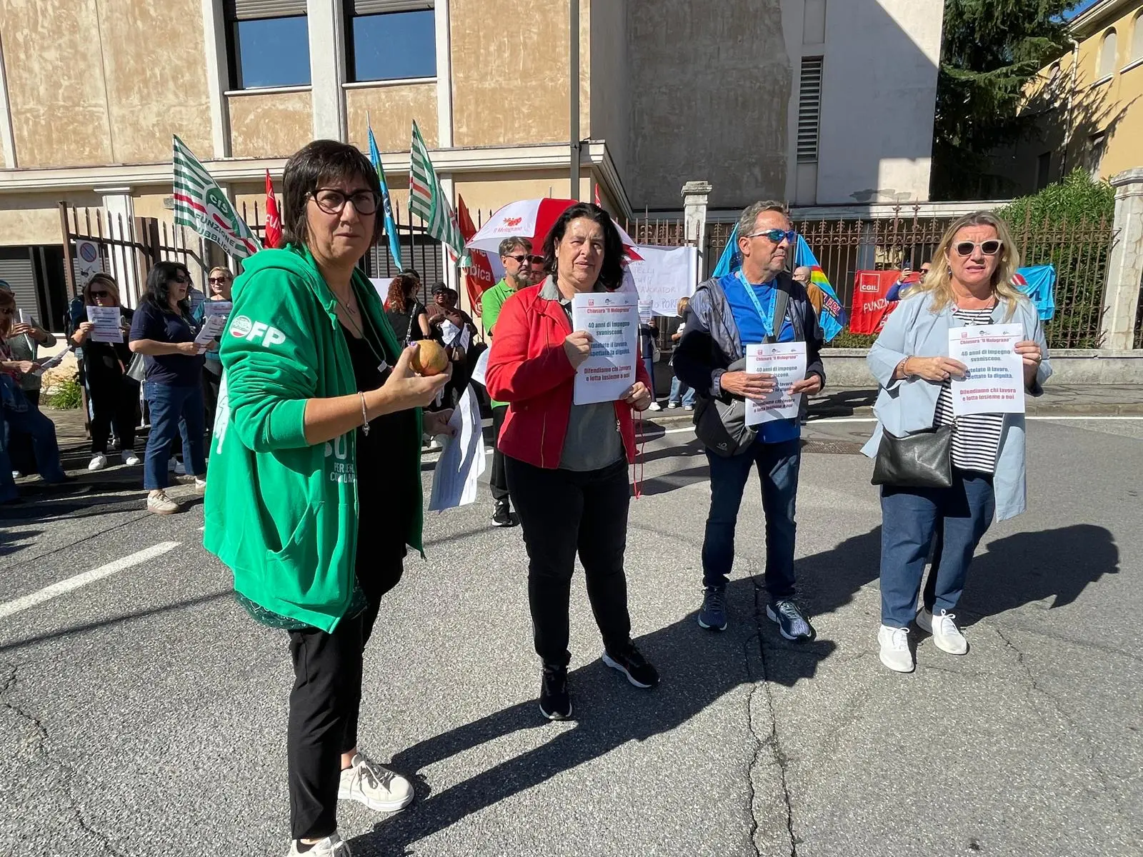 Solidarietà ai lavoratori: l'agitazione dei sindacati davanti alla cooperativa Il Melograno