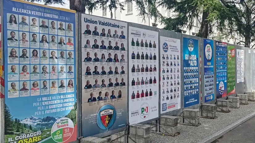 Manifesti per le elezioni regionali 2025 in Valle d'Aosta. Aosta, 9 settembre 2025