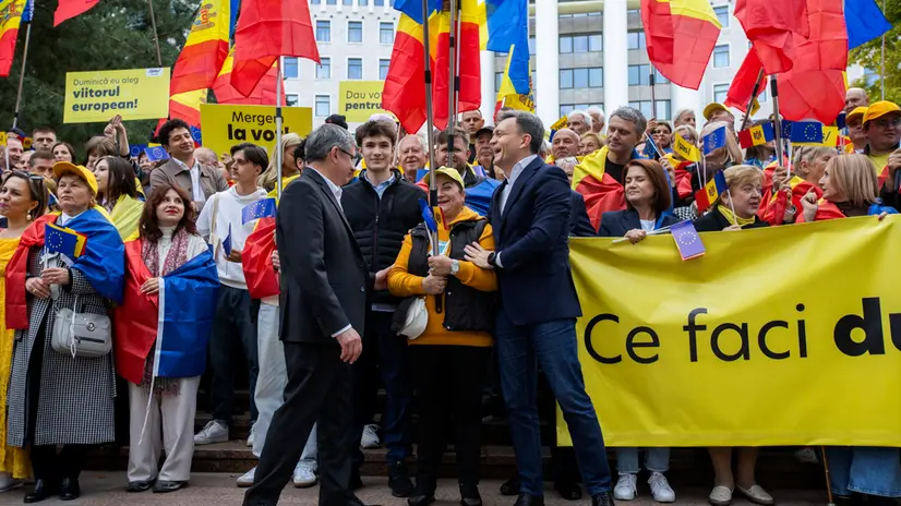 epa12408475 Speaker of Parliament of Moldova Igor Grosu (C-L) and Prime Minister of Moldova Dorin Recean (C-R) attend a march to support the voting process at parliamentary elections in front of Parliament of Moldova in Chisinau, Moldova, 26 September 2025. Moldova will hold parliamentary elections on 28 September 2025. EPA/DUMITRU DORU