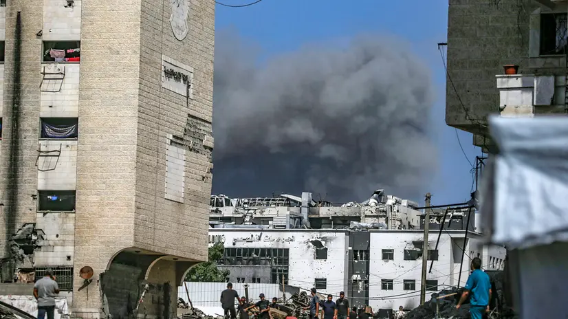 epa12412371 Smoke rises following an Israeli airstrike around Al-Shifa hospital in Gaza City, Gaza Strip, 28 September 2025. More than 66,000 Palestinians have been killed in the Gaza Strip since October 2023, according to the Palestinian Ministry of Health, and about 1,200 Israelis have been killed since the launch of an Israeli military campaign in response to a cross-border attack by Hamas on 07 October 2023. EPA/MOHAMMED SABER
