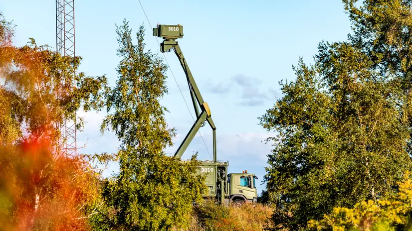 epa12408396 A mobile radar installation stands at the Danish military's area on Amager, Pionegaarden, near the village of Dragoer and on the coast of Oresund, the sea between Denmark and Sweden, in Dragoer, Denmark, 26 September 2025. The radar installation comes after drones were spotted near Copenhagen Airport on the evening of 22 September, leading to the airspace over Copenhagen being closed for four hours on the night leading to 23 September. EPA/Steven Knap DENMARK OUT