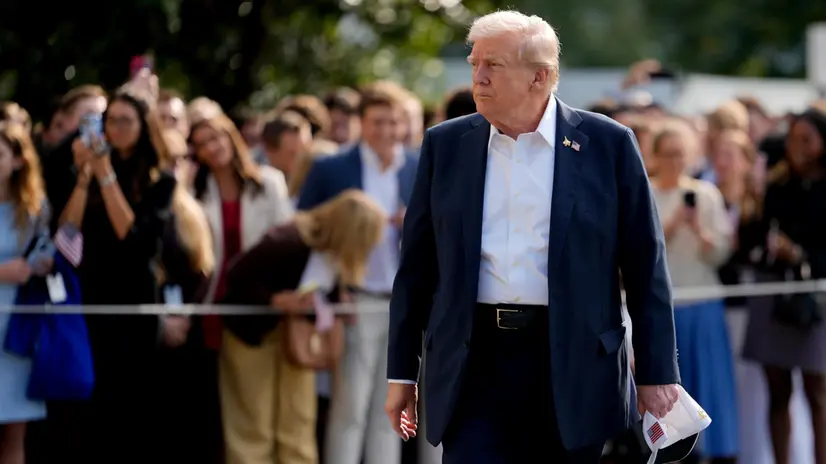 epa12407833 US President Donald Trump (C) walks on the South Lawn of the White House before boarding Marine One in Washington, DC, USA, 26 September 2025. Trump’s plan to impose a 100% tariff on branded drug imports was greeted with a shrug by many investors, who are betting his exemptions for companies with US manufacturing will soften any blow. EPA/KENT NISHIMURA / POOL