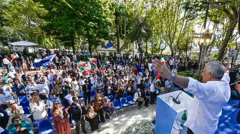L'intervento conclusivo del leader di Forza Italia Antonio Tajani alla festa di Forza Italia " Liberta' " a Telese Terme (Benevento) 28 settembre 2025. ANSA / CIRO FUSCO