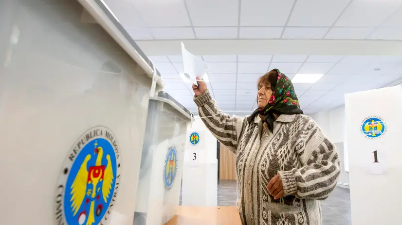 epa12412037 A woman casts her ballot at a polling station, in Chisinau, Moldova, 28 September 2025. Moldova holds parliamentary elections on 28 September, in a high-stakes vote that will determine whether the country continues on its pro-European path. EPA/DUMITRU DORU
