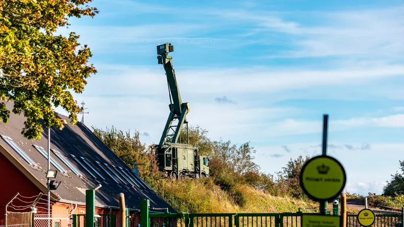 epa12408392 A mobile radar installation stands at the Danish military's area on Amager, Pionegaarden, near the village of Dragoer and on the coast of Oresund, the sea between Denmark and Sweden, in Dragoer, Denmark, 26 September 2025. The radar installation comes after drones were spotted near Copenhagen Airport on the evening of 22 September, leading to the airspace over Copenhagen being closed for four hours on the night leading to 23 September. EPA/Steven Knap DENMARK OUT
