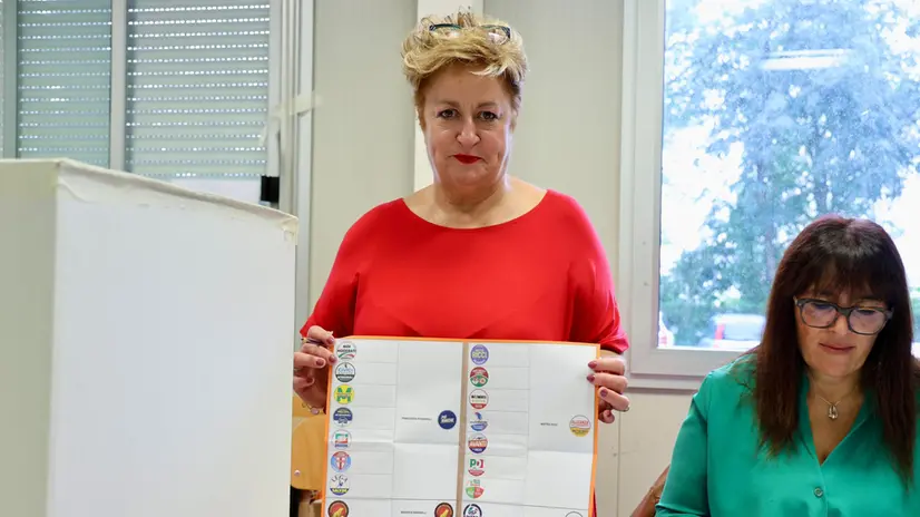 Operazioni di voto al seggio di Ancona - Ansa © www.giornaledibrescia.it