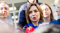 La presidente della Moldavia Maia Sandu (al centro) parla ai media dopo aver espresso il suo voto in un seggio elettorale a Chisinau - Ansa © www.giornaledibrescia.it