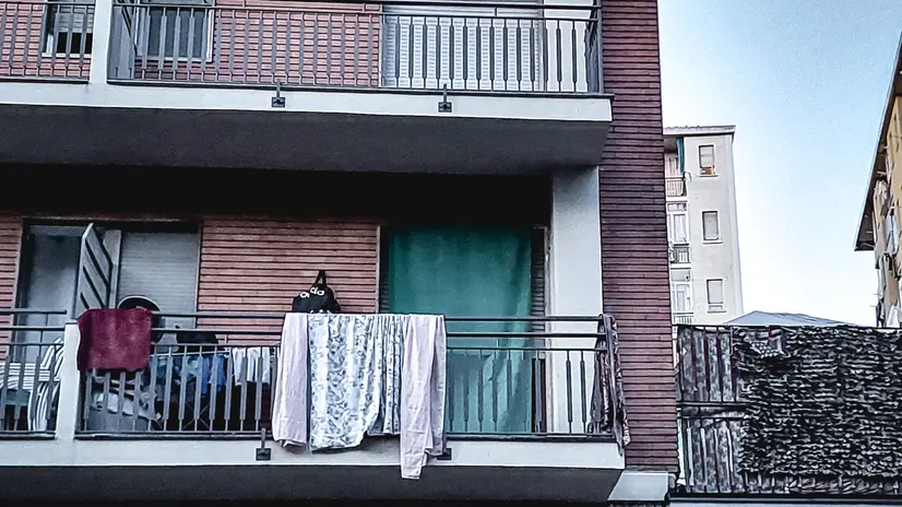 La palazzina di corso Taranto dove un bambino è caduto dal balcone del primo piano. Torino 28 settembre 2025 ANSA/TINO ROMANO