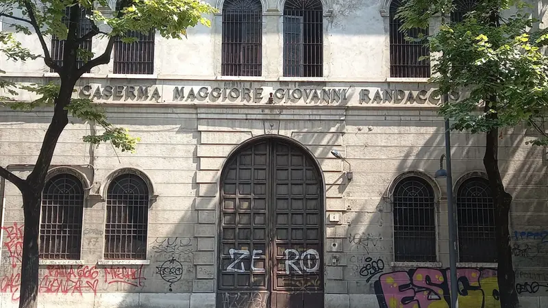 Via Lupi di Toscana: l’ingresso dell’ex caserma Randaccio - Foto Ansa © www.giornaledibrescia.it