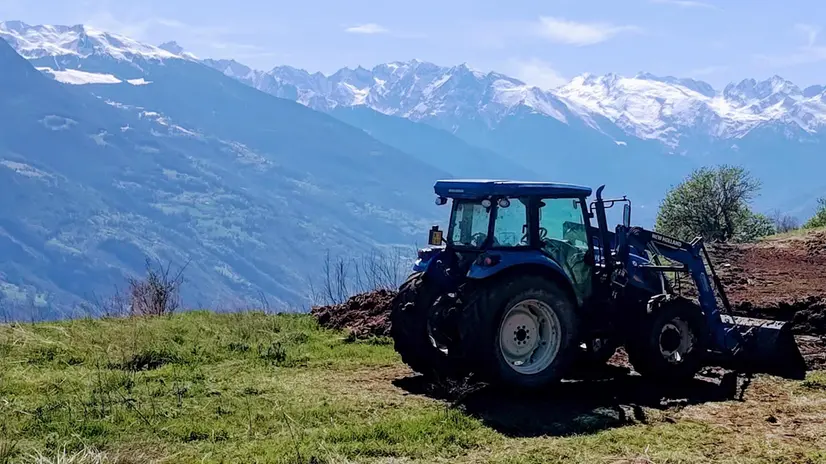 Agricoltura, un mezzo agricolo sulla collina di Quart, Aosta. Aprile 2024