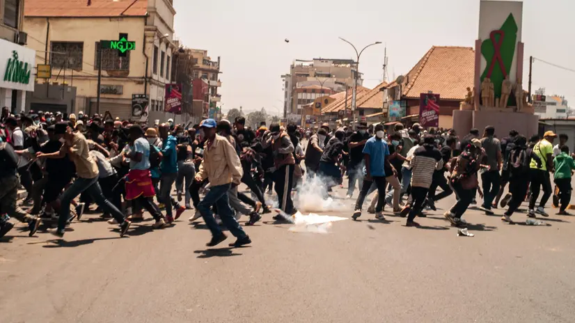epa12405387 “Protesters run as police fire tear gas during a rally in Antananarivo, Madagascar, 25 September 2025. Police fired tear gas and rubber bullets to disperse hundreds of protesters demonstrating against recurrent water and power outages. EPA/HENITSOA RAFALIA