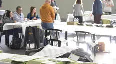 Le operazioni di spoglio delle schede delle schede per le elezioni regionali in Valle d'Aosta, nel polo di scrutinio di Aymavilles (Aosta), 29 settembre 2025. ANSA/ THIERRY PRONESTI