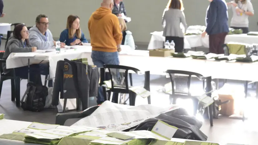 Le operazioni di spoglio delle schede delle schede per le elezioni regionali in Valle d'Aosta, nel polo di scrutinio di Aymavilles (Aosta), 29 settembre 2025. ANSA/ THIERRY PRONESTI